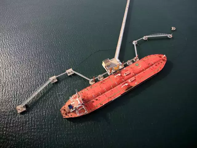 “US Sanctioned Tanker Offloads Cargo at Chinese Port Amid Maritime Trade Tensions”