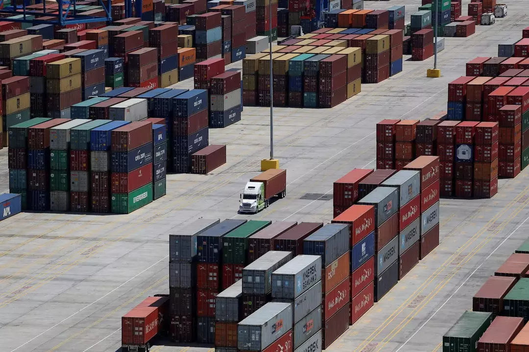 “Shipping Surge: U.S. Importers Rush to Beat China Tariffs Amid Maritime Uncertainty”