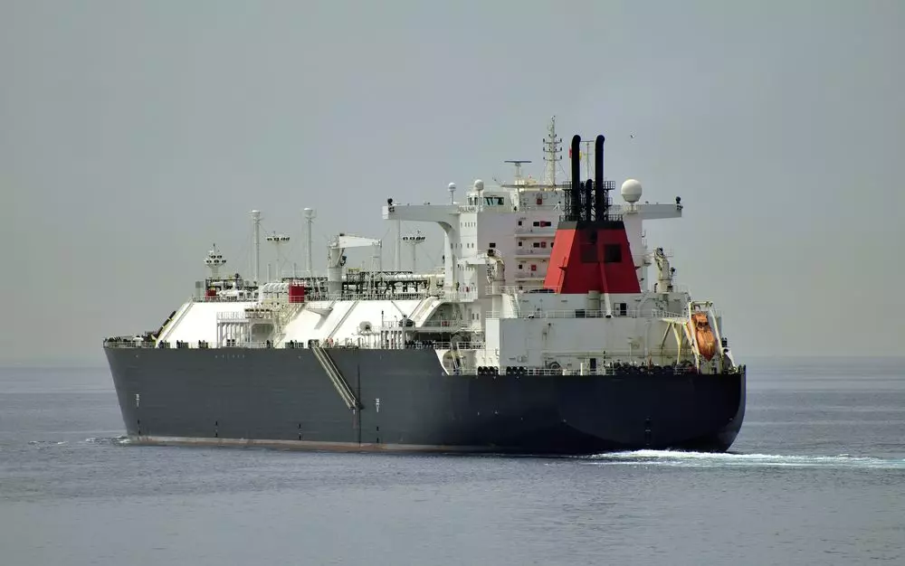 Navigating the Storm: Oversupply and Plummeting Rates in the Global LNG Shipping Market